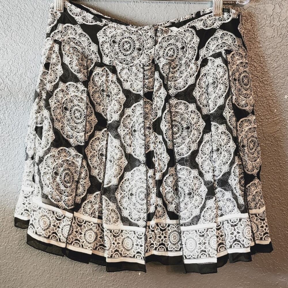 White House & Black Market Sheer Pleated Overlay Size 6